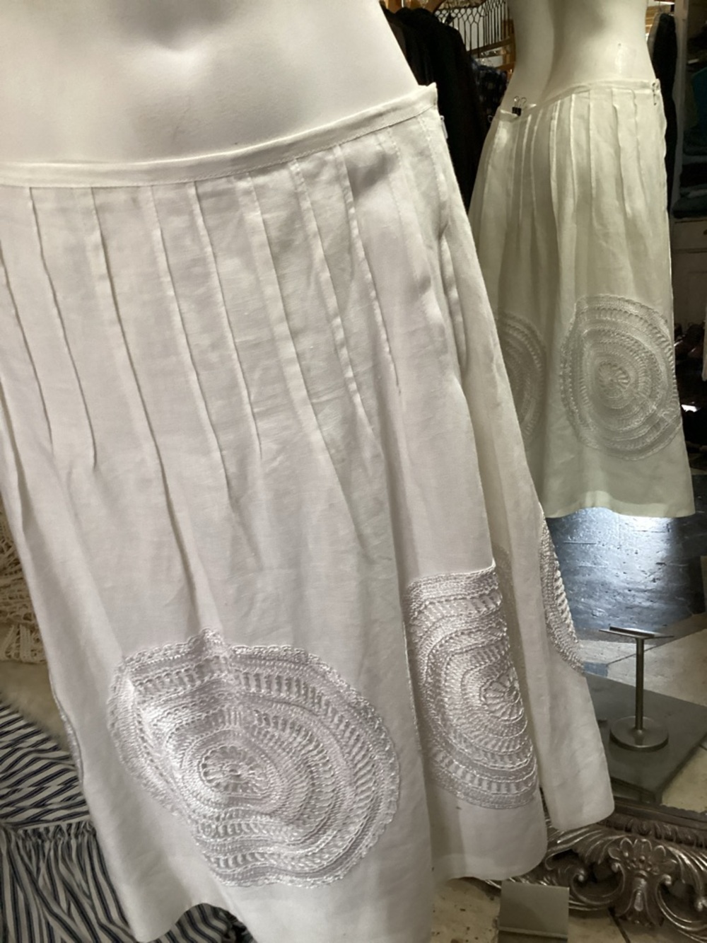Magaschoni white linen skirt with embroidery lined and ready to go fabulous